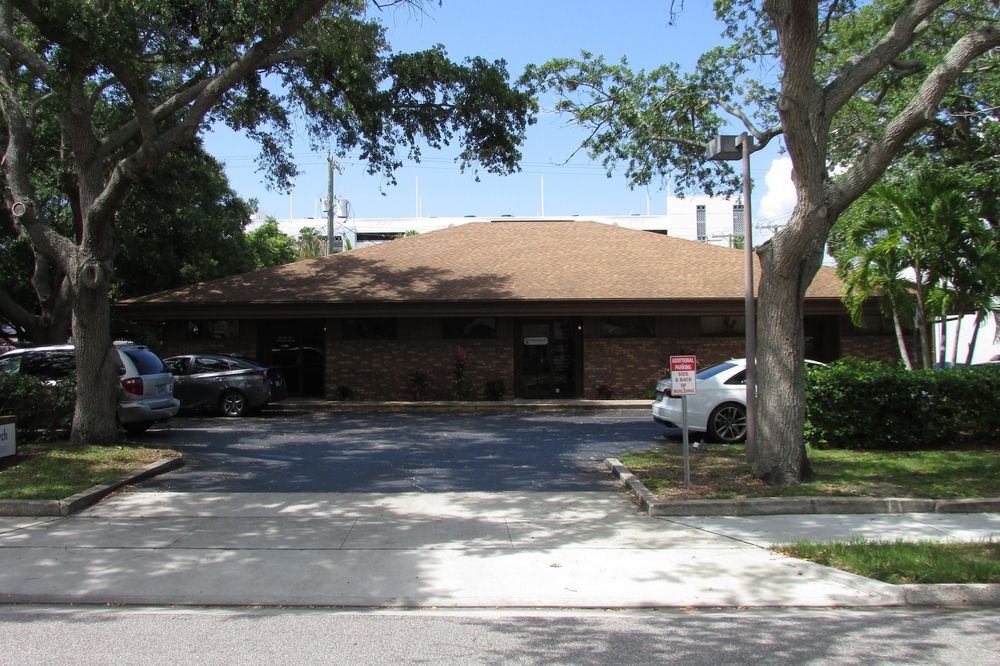 GREAT BUILDING TO BUY OR LEASE!: 1991 Hyde Park St, Sarasota, FL 34239